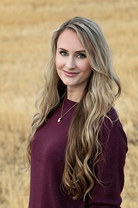 Anna Lyons – Certified Advanced Aesthetician & Medical Assistant